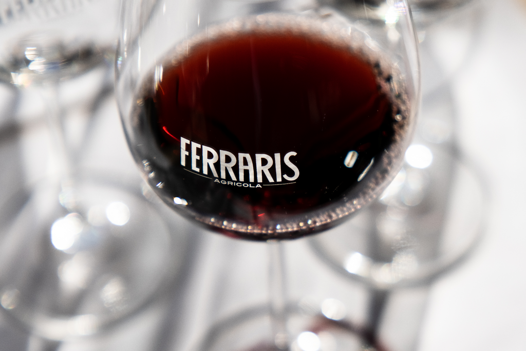 C8 Experience Box: Soggiorno + Cantina (Voucher Digitale)